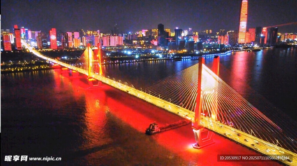城市夜景中的璀璨桥梁