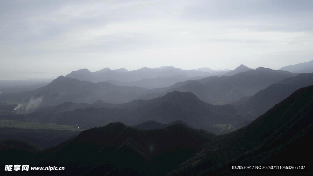 雾霭中的连绵山脉