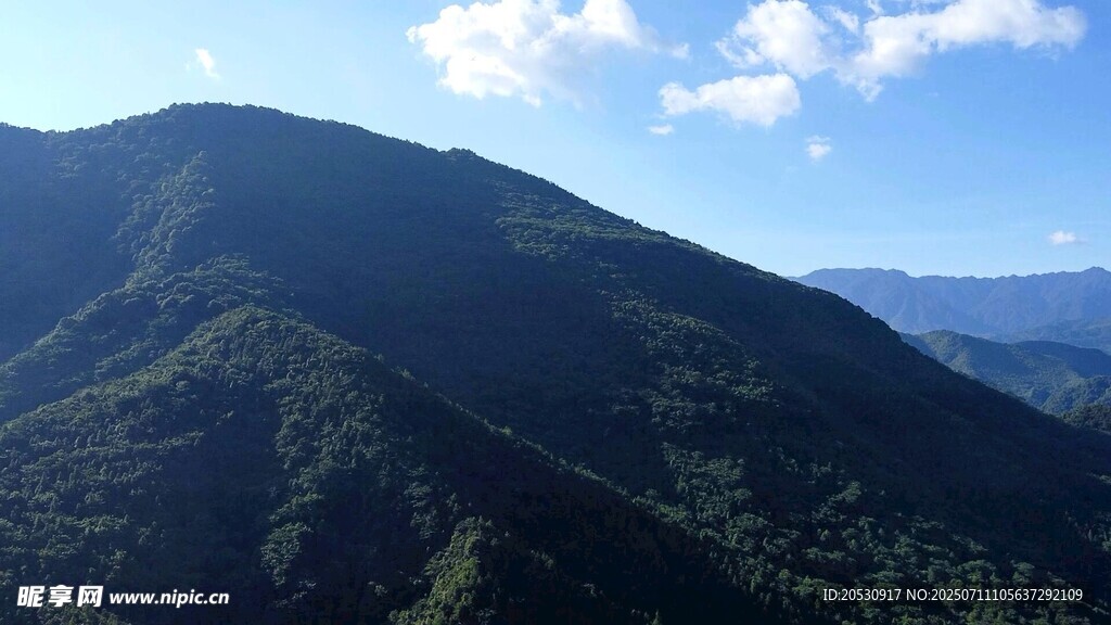 青山绵延蓝天相伴