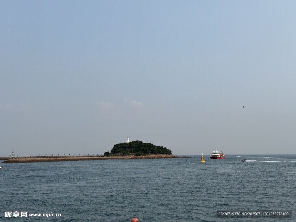 海上孤岛景色