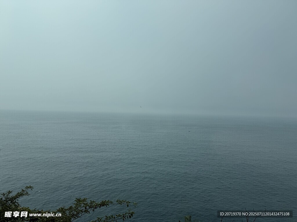 雾霭中的平静海面