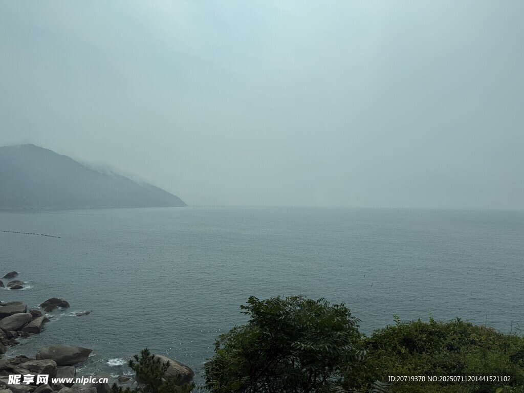 雾霭中的山海景致