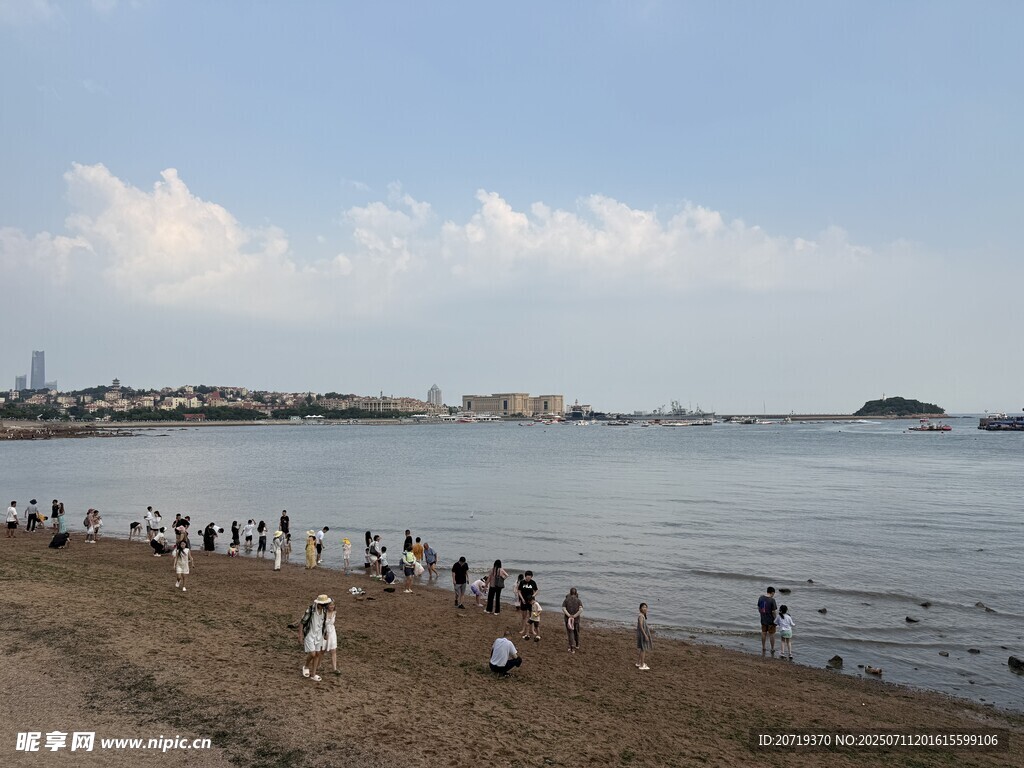 海滨沙滩人群休闲景象