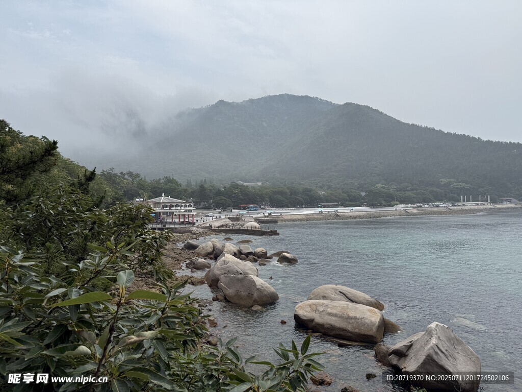 海边岩石与远山云雾景致