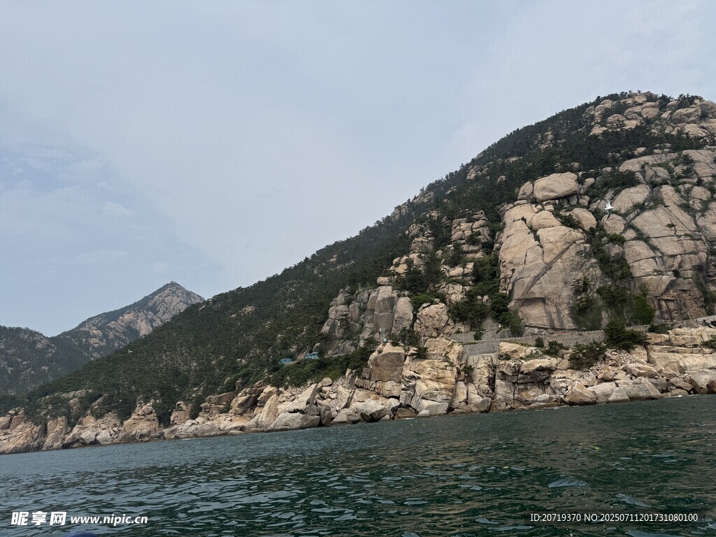 海边嶙峋山峦风光