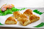 美味酥皮点心摆放在盘上