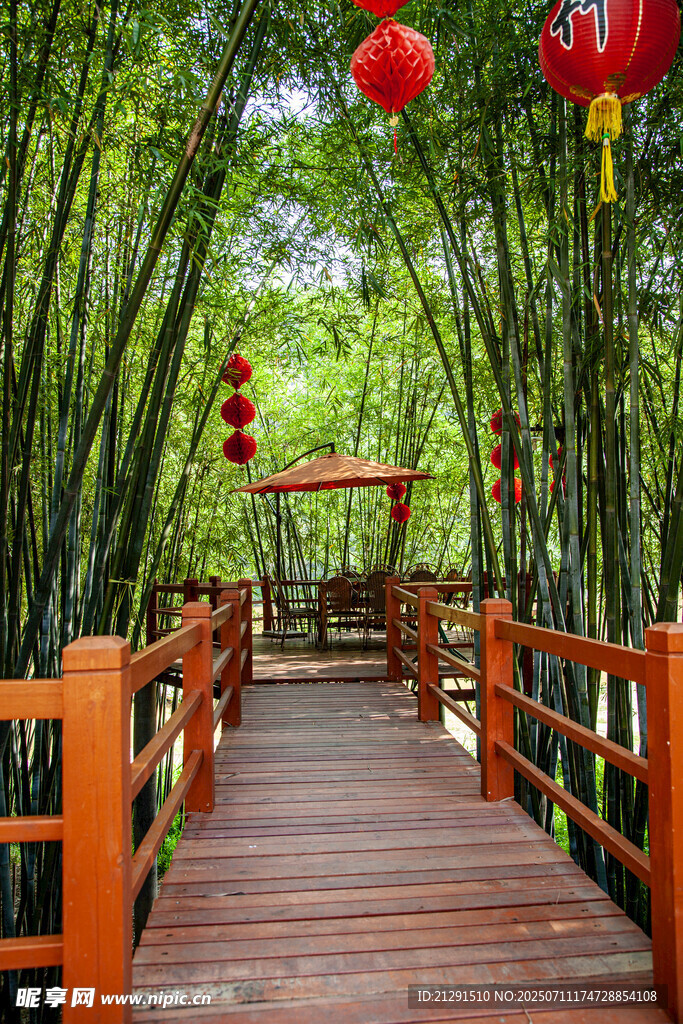 竹林木桥挂红灯笼美景