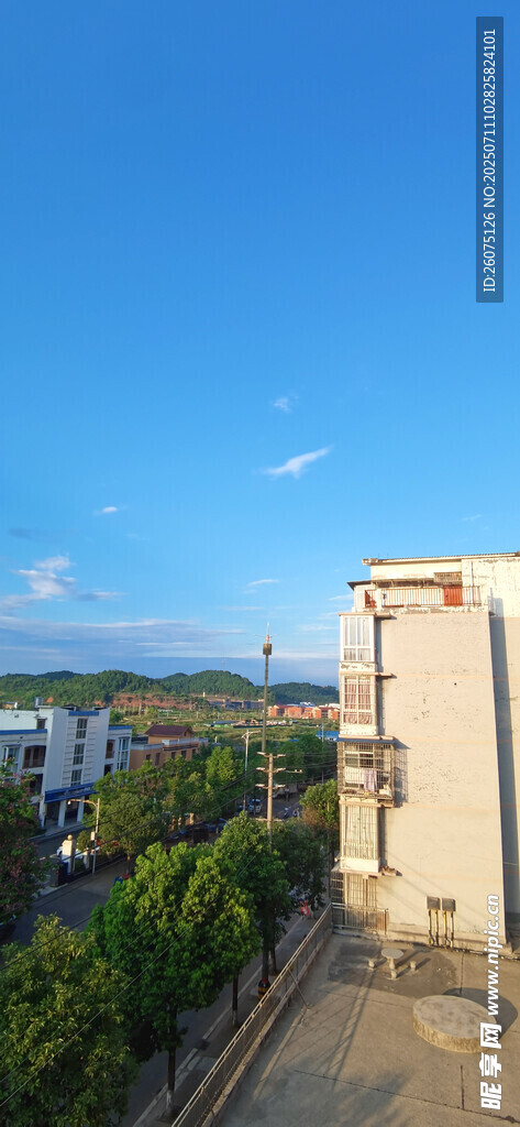 城市建筑与蓝天绿树景观