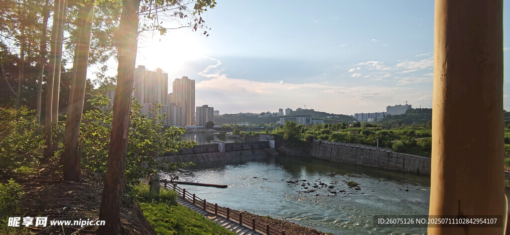 河畔晨光美景
