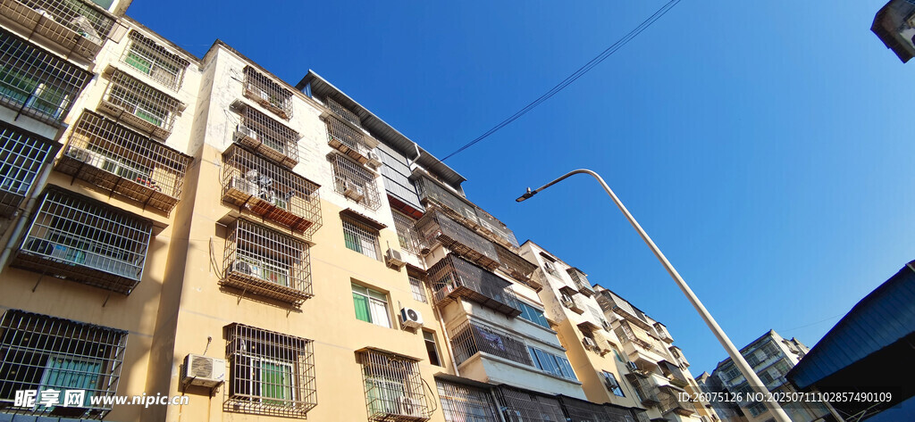 城市中的多层居民住宅楼