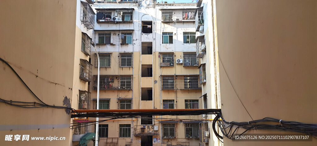 老旧楼房外杂乱的电线