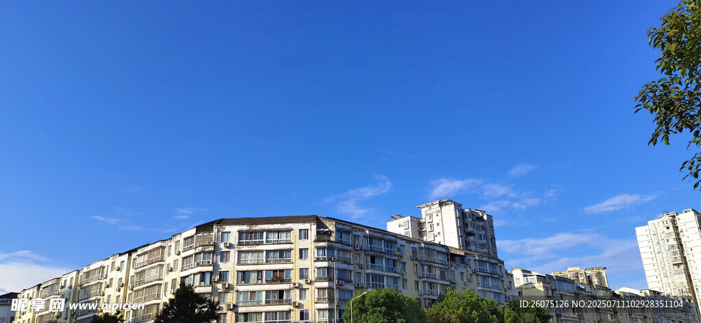 蓝天下的现代城市中多层建筑群