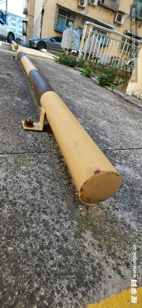 停车位定位阻拦物特写