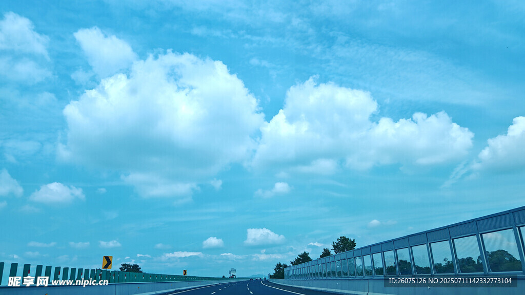 蓝天白云下的公路风景