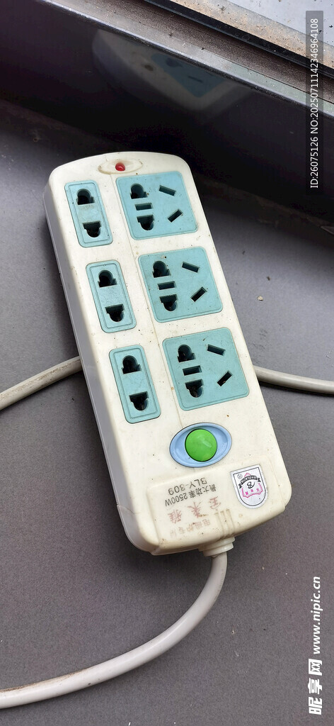 多孔插座插满电器