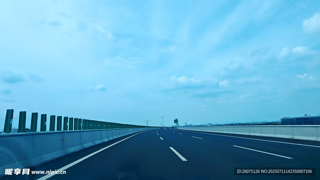 公路延伸向远方