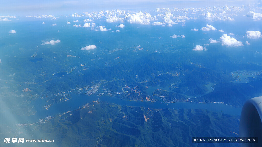 高空俯瞰大地与云海景观