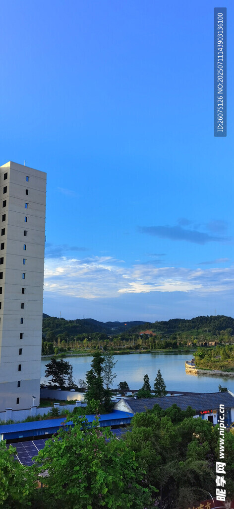 湖畔高楼美景