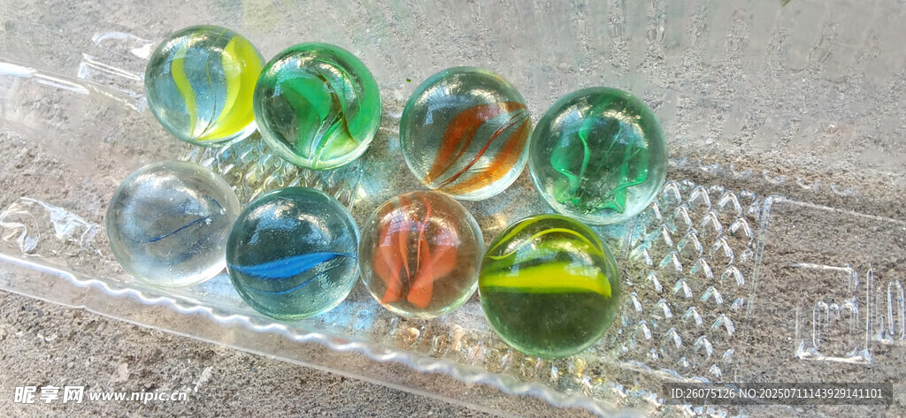 多彩玻璃弹珠排列展示