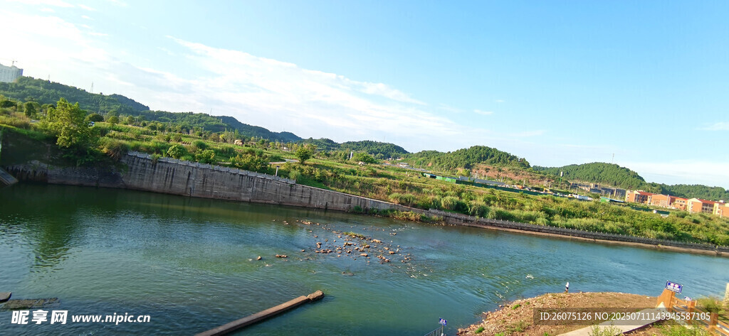 美丽河畔风光