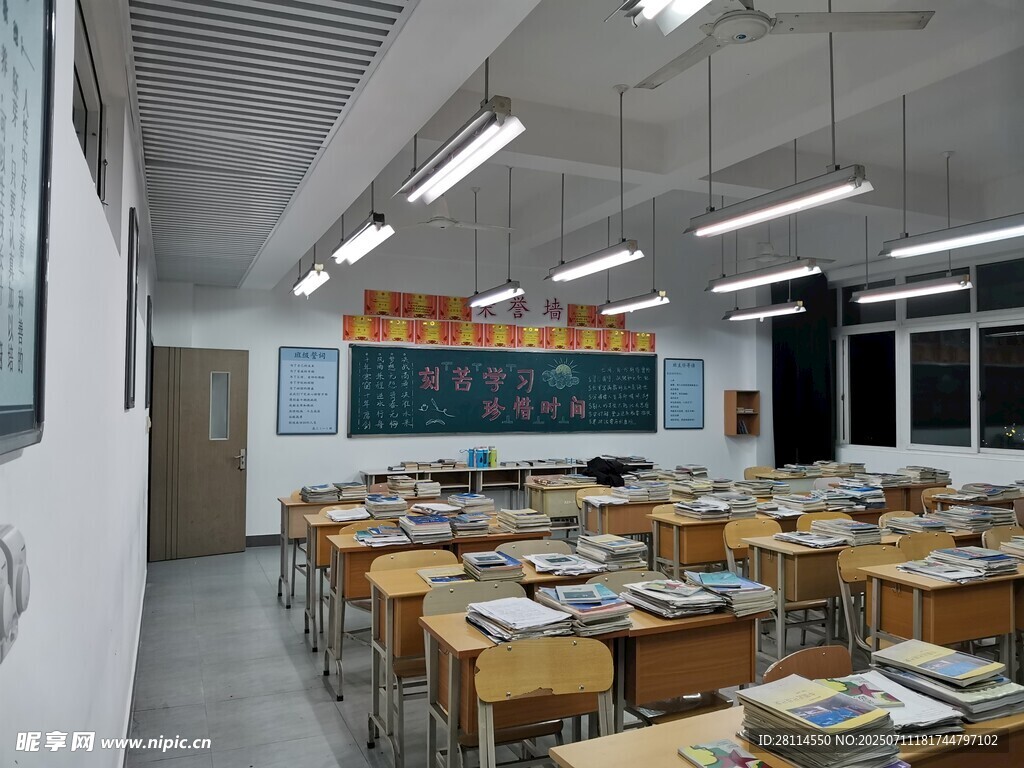 整洁明亮的教室场景