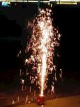 夜空中绚烂的手持烟花