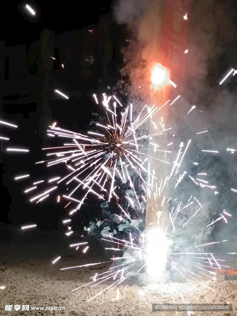 夜空中绽放的绚烂烟花