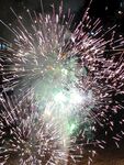 夜空中绚烂绽放的烟花
