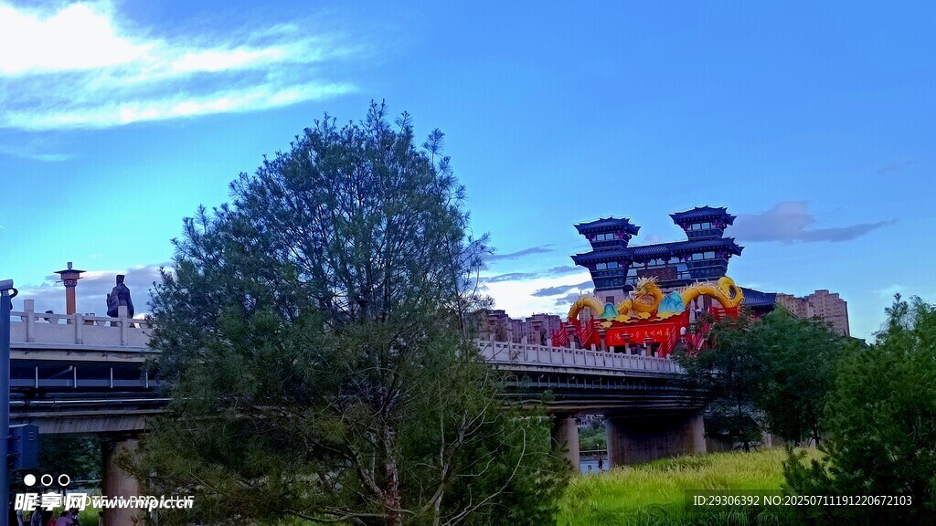 山间多彩建筑与葱郁树木