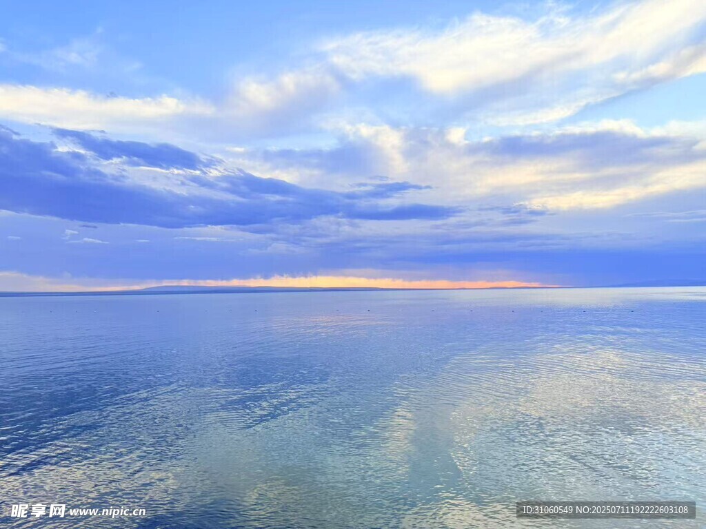 海边绝美天空与平静海面