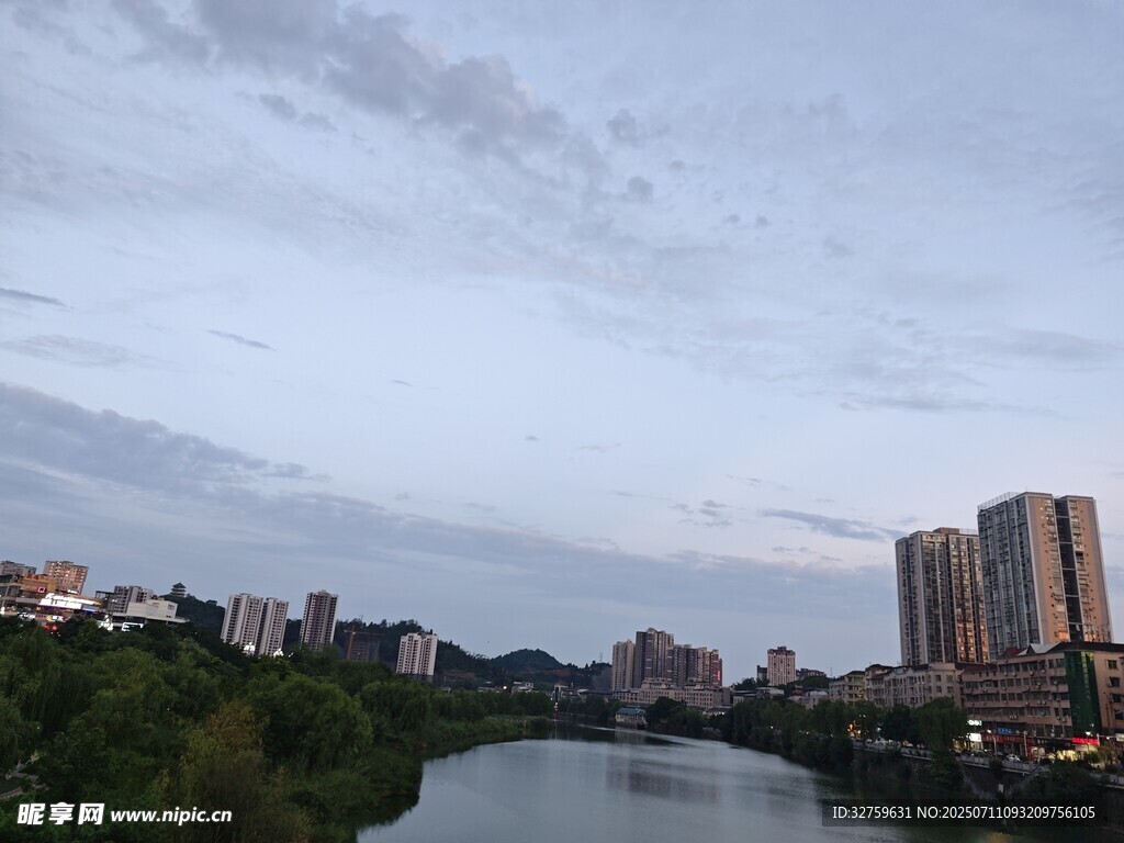 城市河畔风光