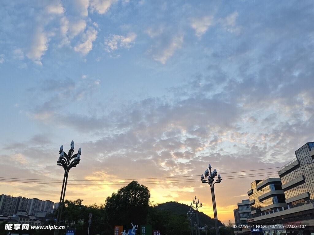 黄昏下的城市与路灯景观