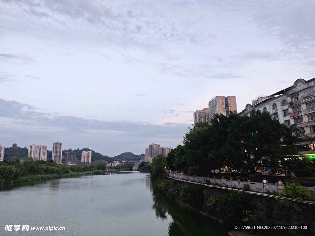 河畔城市风光