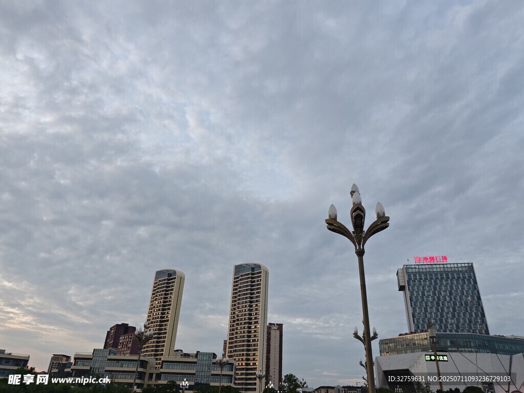 城市天际线与独特路灯景观