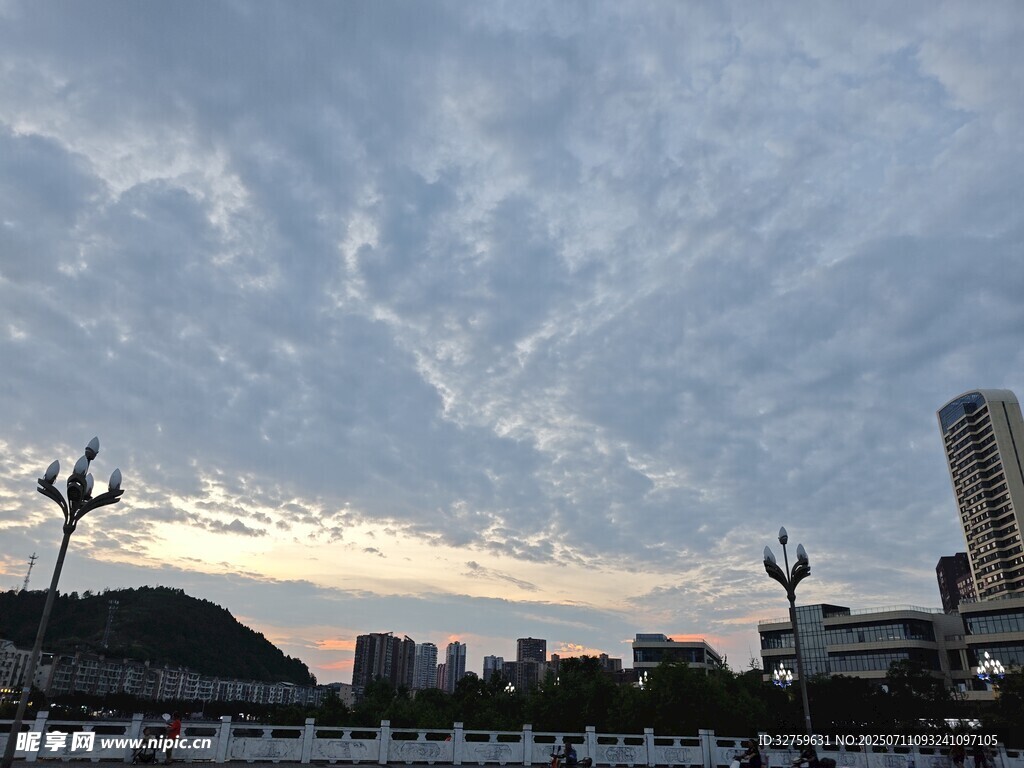 城市天际线与天空景观
