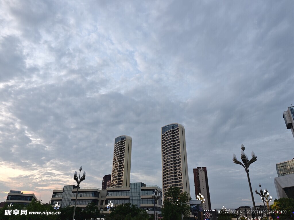 城市高楼与天空景观