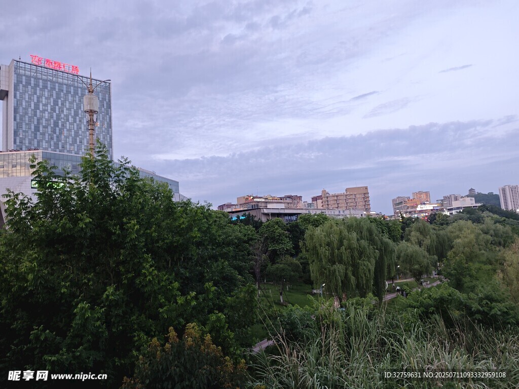 城市边缘的绿植与建筑景观