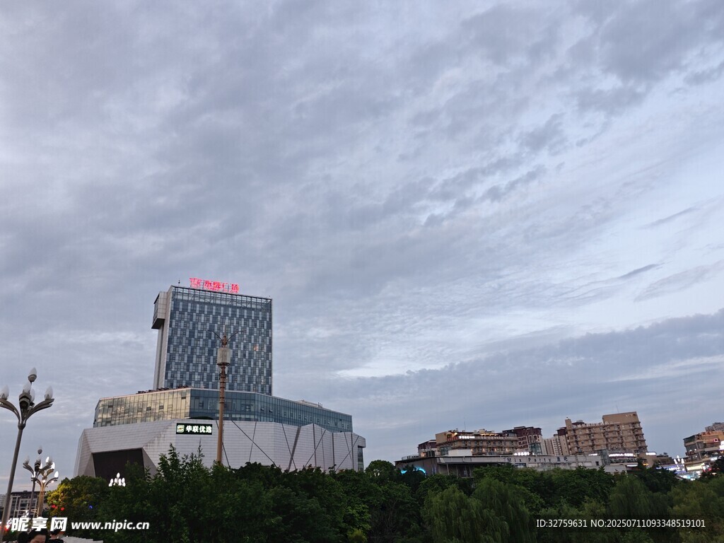 城市高楼与阴沉天空景观