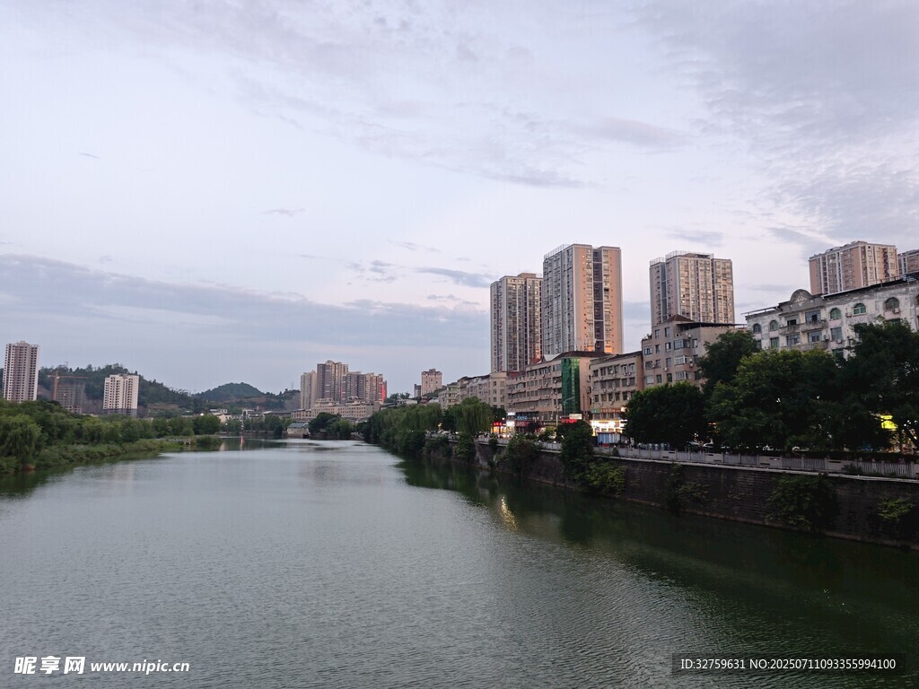 河畔城市风光