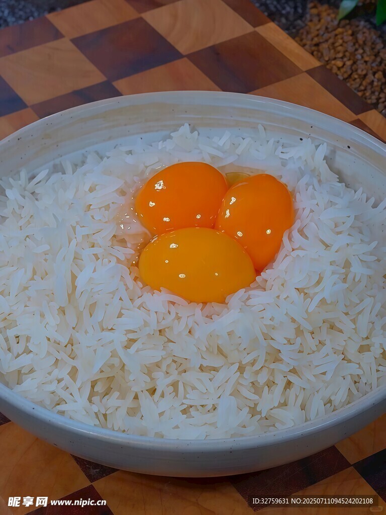 碗中米饭配三颗鲜鸡蛋