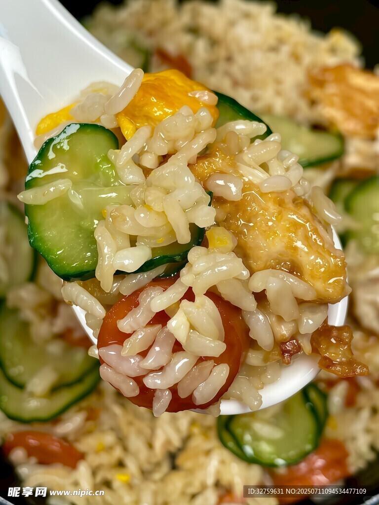 美味蔬菜炒饭一勺盛出