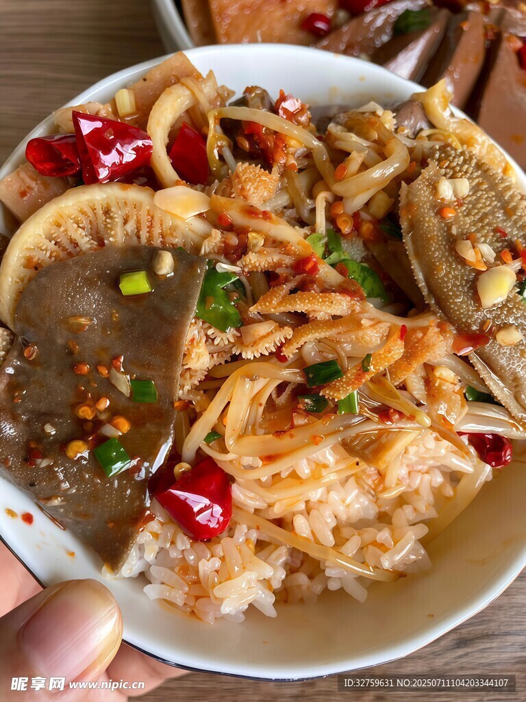 美味香辣海鲜凉拌拼盘