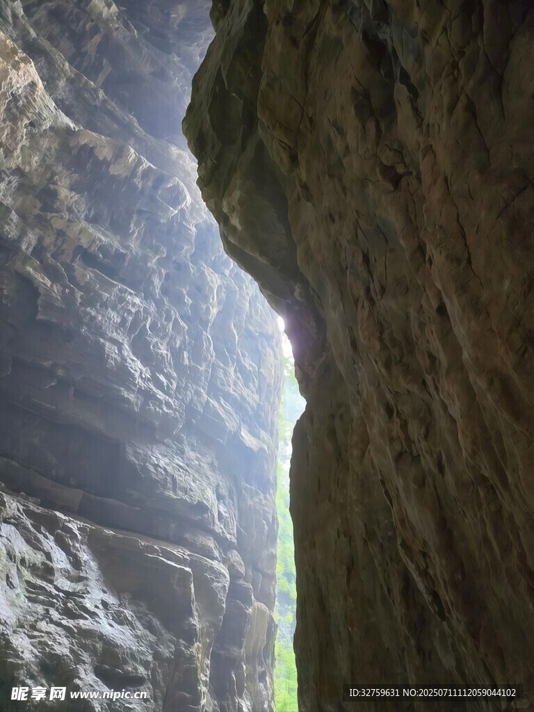 峡谷缝隙间的神秘光线