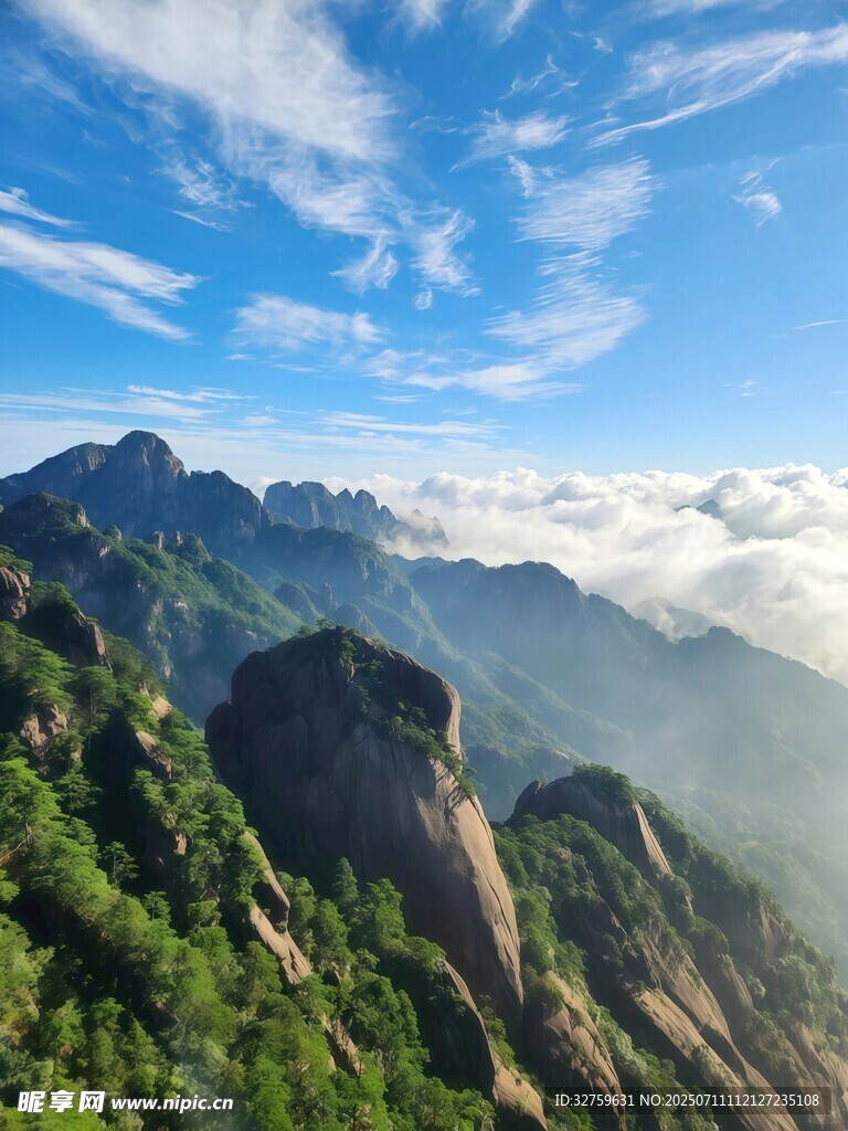 高山云海壮丽自然景观