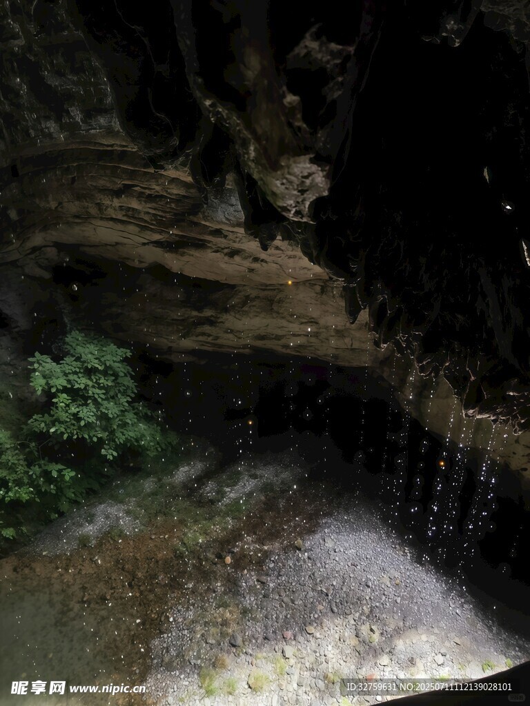 神秘洞穴内的潺潺流水