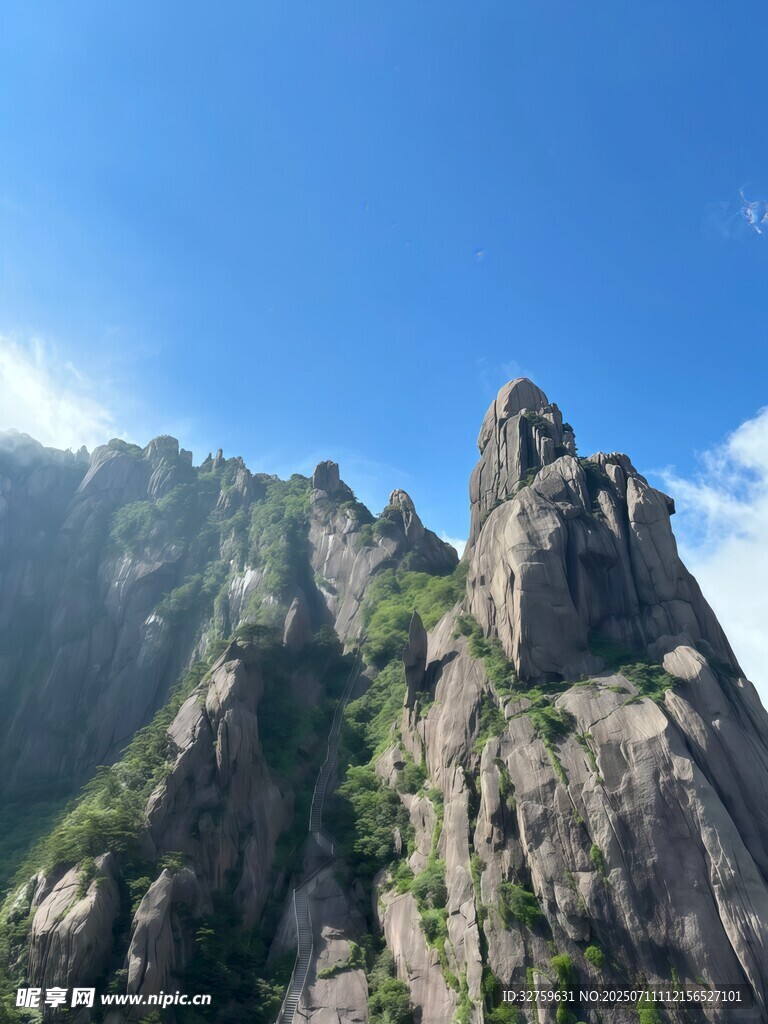 巍峨山峰映蓝天