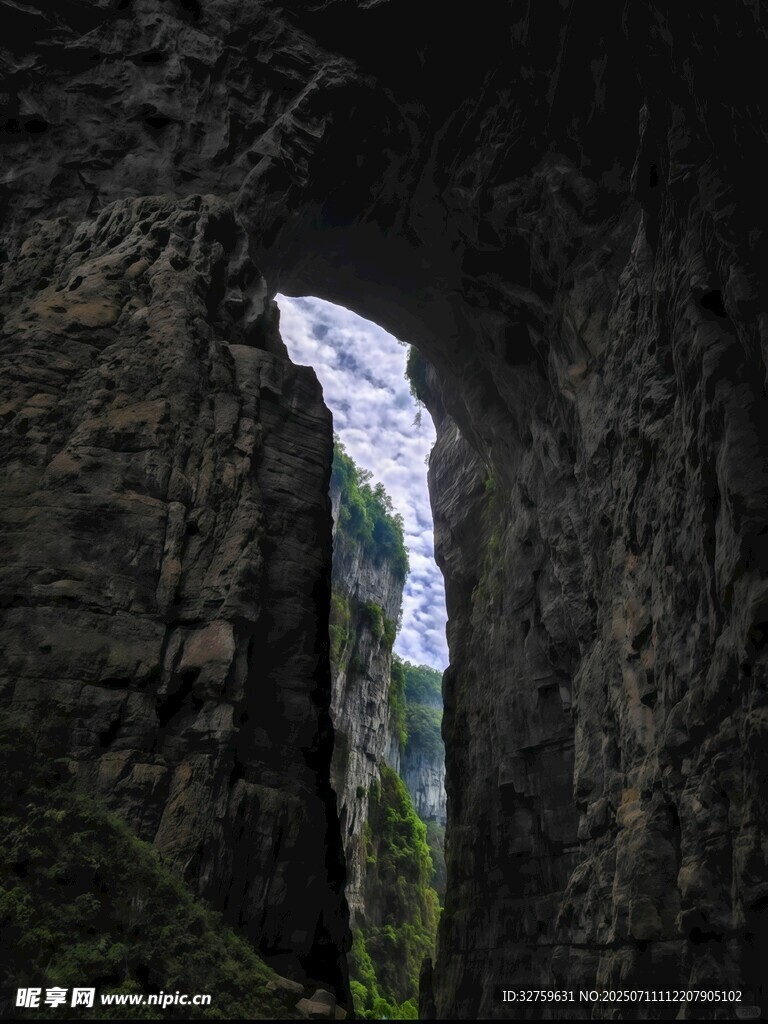 洞穴出口处的自然景致