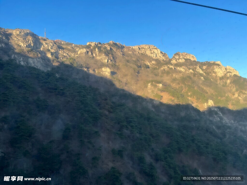 阳光照耀下的壮丽山峦