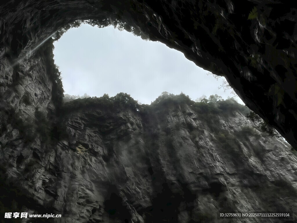 山洞洞口外的陡峭山景