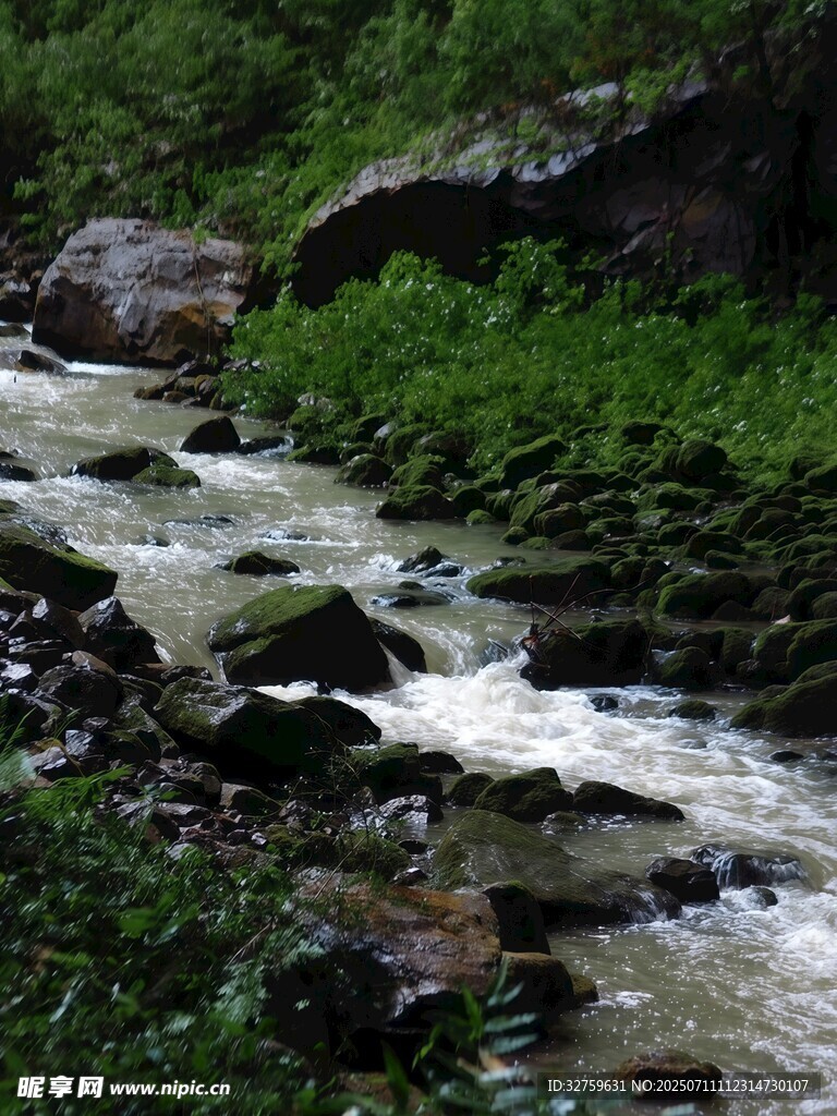 山间溪流潺潺